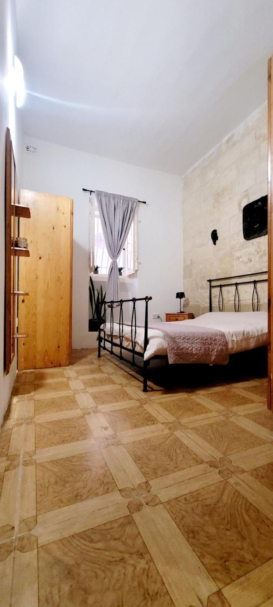 Blue Door Apartment *