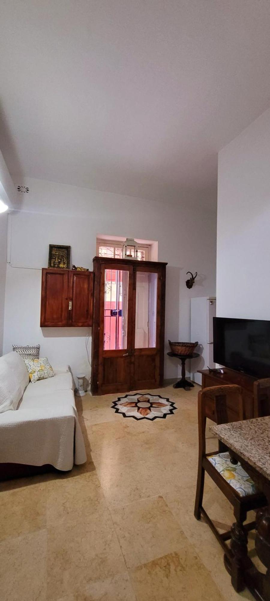 Blue Door Apartment *